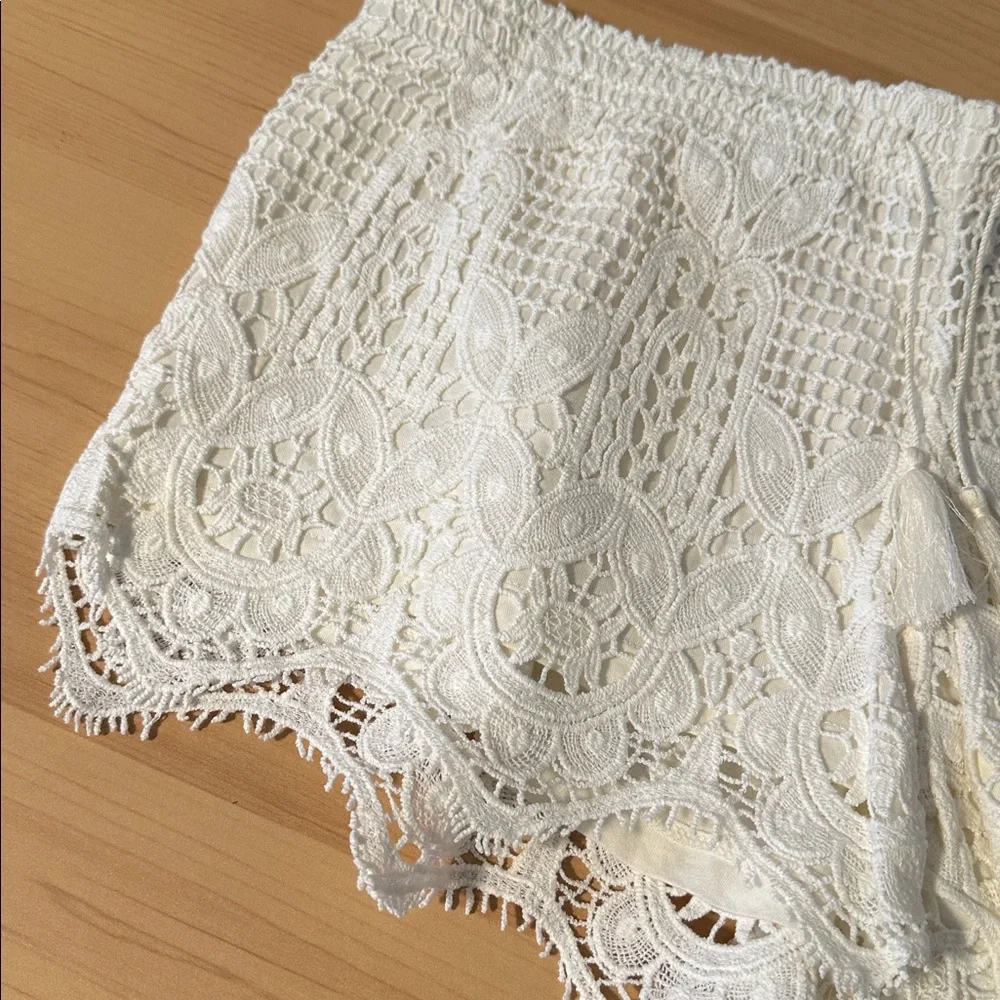 Express cream color crochet shorts size small brand new - Picture 3 of 4